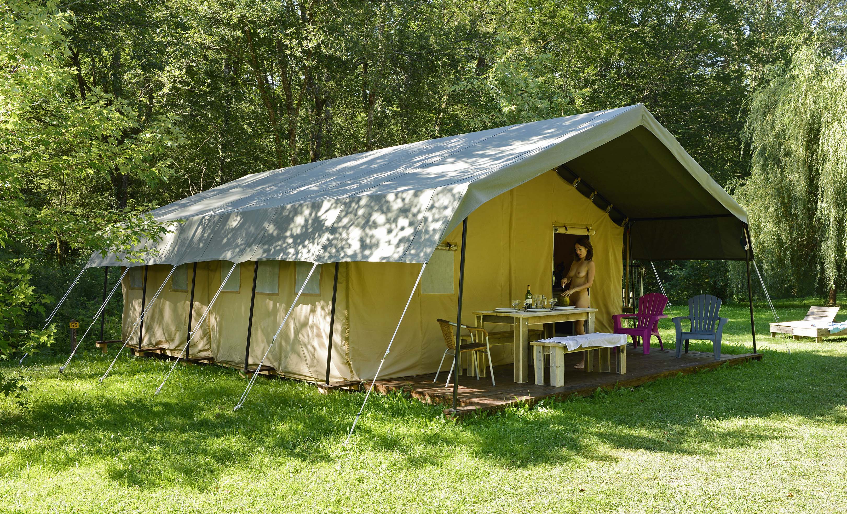 Tente aménagée naturiste pour vos envies de glamping